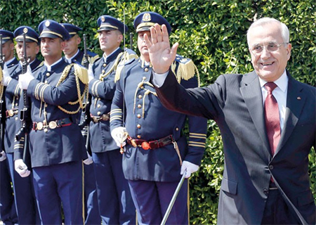 El presidente libanés abandona el palacio presidencial sin sustituto